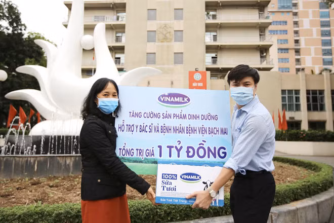 Bà Nguyễn Thị Minh Tâm – Giám đốc Chi nhánh Vinamilk tại Hà Nội trao tặng sản phẩm dinh dưỡng giá trị 1 tỷ đồng cho đại diện bệnh viện Bạch Mai.