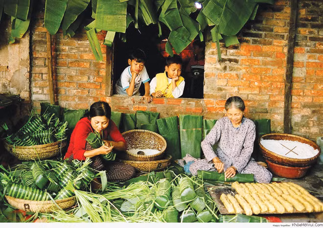 Tục gói bánh chưng đã trở thành nét đẹp không thể thiếu trong nhiều gia đình người Việt dịp đón Tết cổ truyền.