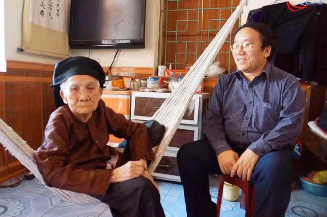Nhà thơ Trần Đăng Khoa và mẹ. Nhà thơ Trần Đăng Khoa và mẹ.