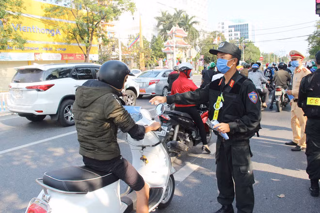 Các chiến sĩ Cảnh sát cơ động phát khẩu trang y tế chống dịch cho người dân.
