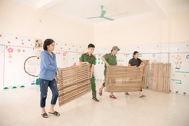 Lau chùi, sửa soạn phòng học.