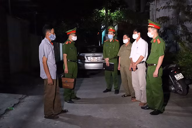 Kiểm tra, vận động nhân dân chống dịch tại tổ dân phố 3, phường Nguyễn Du.