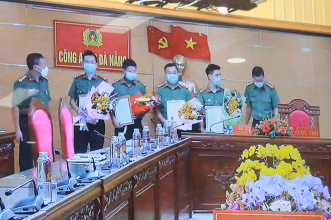 Lãnh đạo Công an TP Đà Nẵng tặng hoa chúc mừng nhóm các y bác sĩ Bệnh viện 19-8 hoàn thành công tác chi viện cho Bệnh viện 199 Lãnh đạo Công an TP Đà Nẵng tặng hoa chúc mừng nhóm các y bác sĩ Bệnh viện 19-8 hoàn thành công tác chi viện cho Bệnh viện 199