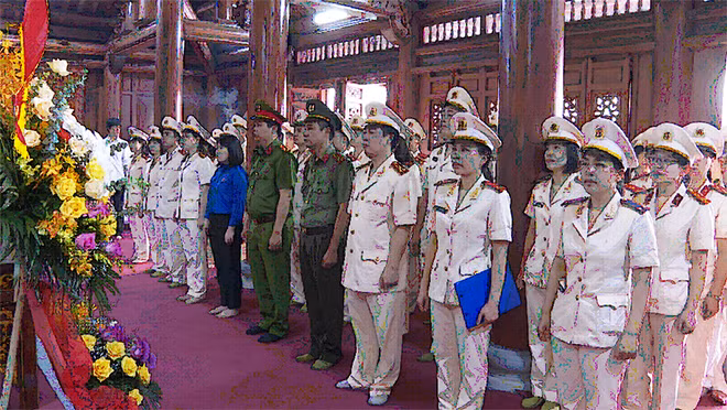 Đoàn thanh niên và Hội phụ nữ Công an tỉnh Thái Bình báo công dâng Bác.