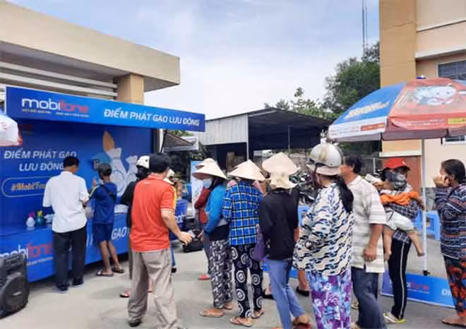 Một điểm phát gạo lưu động của MobiFone hỗ trợ người nghèo, người khó khăn trong thời gian sau dịch COVID. Một điểm phát gạo lưu động của MobiFone hỗ trợ người nghèo, người khó khăn trong thời gian sau dịch COVID.