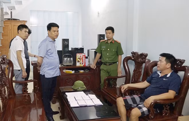Đại tá Lê Ngọc Châu, Giám đốc Công an tỉnh Hải Dương (thứ hai từ trái qua) chỉ đạo việc triệt phá ổ nhóm tín dụng đen trên địa bàn.