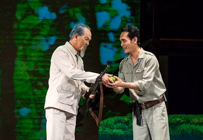 Vở "Dấu xưa" của Nhà hát kịch Sân khấu nhỏ TP Hồ Chí Minh cuốn hút các em học sinh. Vở "Dấu xưa" của Nhà hát kịch Sân khấu nhỏ TP Hồ Chí Minh cuốn hút các em học sinh.
