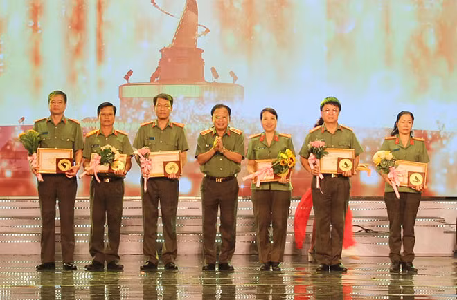 Trung tướng Mai Văn Hà - Cục trưởng Cục truyền thông CAND, Trưởng ban tổ chức Liên hoan Truyền hình - Phát thanh CAND lần thứ XII trao giải cho các tác phẩm dự thi "Chuyên mục an ninh trật tự" đoạt Huy chương Vàng.