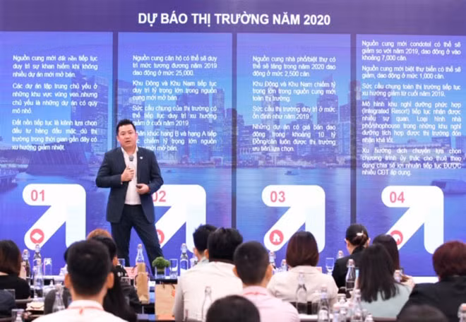 Ông Phạm Lâm - CEO DKRA Vietnam trình bày chủ đề chính của Báo cáo toàn cảnh thị trường BĐS Nhà ở TP.HCM 2019: Chinh phục thử thách.