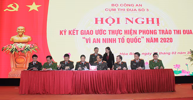 Đại diện lãnh đạo các đơn vị trong Cụm ký kết giao ước thi đua. Đại diện lãnh đạo các đơn vị trong Cụm ký kết giao ước thi đua.