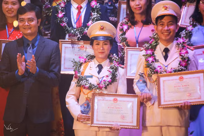 Đại úy Nguyễn Thị Thu Hương và Thượng úy Nguyễn Trung Kiên nhận giải thưởng “Nhà giáo trẻ tiêu biểu” cấp Trung ương.