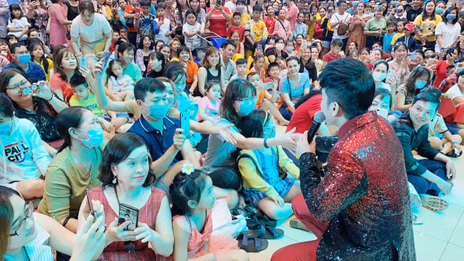Nhiều khán giả đeo khẩu trang khi đến xem một show diễn của ca sĩ Đan Trường.