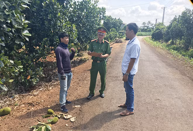 Anh Lang Văn Mắn (bên trái) kể lại việc anh bị đối tượng dùng bình xịt hơi cay cướp tài sản.