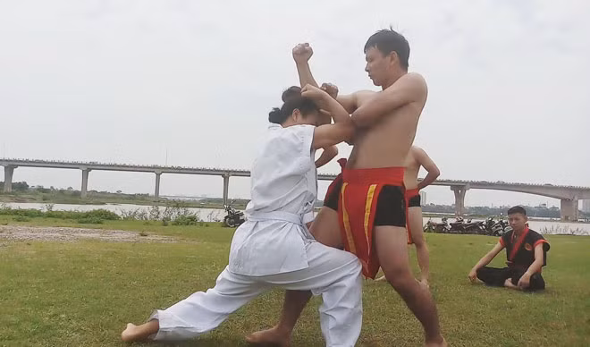 Các võ sư Nhất Nam minh họa thuật ập công, phát thần trong cận chiến. Các võ sư Nhất Nam minh họa thuật ập công, phát thần trong cận chiến.