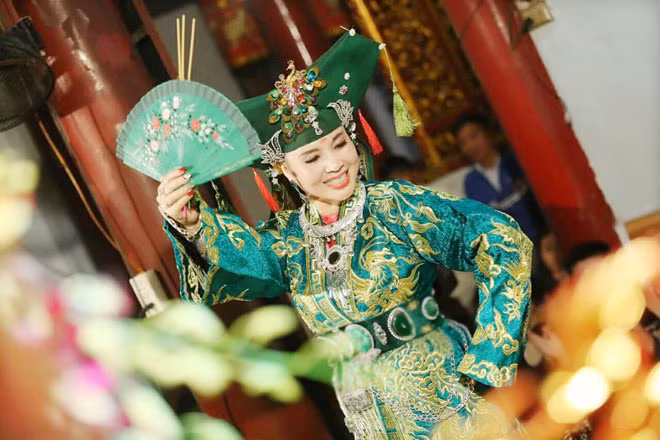 NSND Lan Hương trong tiết mục hầu đồng.