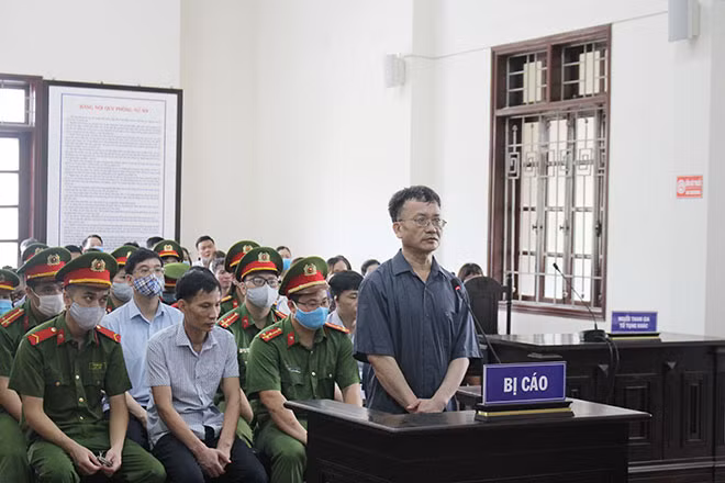 Nguyễn Quang Vinh, nguyên Trưởng phòng Khảo thí, Sở GD&ĐT tỉnh là ủy viên BCĐ kỳ thi, Ủy viên thường trực Hội đồng thi (HĐT), Trưởng Ban thư ký HĐT, Phó trưởng Ban chấm thi, phụ trách tổ chấm bài thi trắc nghiệm.