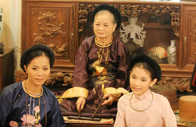 Nghệ nhân Phó Thị Kim Đức (giữa) được xem là “người nhà nghề” của nghệ thuật Ca trù.
