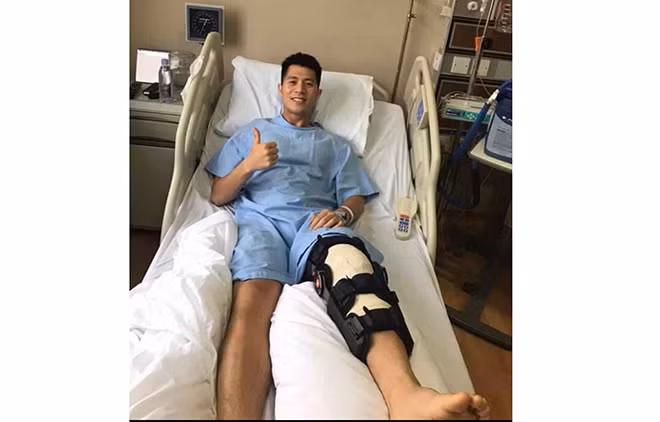 Cầu thủ Trần Đình Trọng sau ca phẫu thuật tái tạo dây chằng đầu gối thành công tại Singapore vào cuối tháng 6/2019.