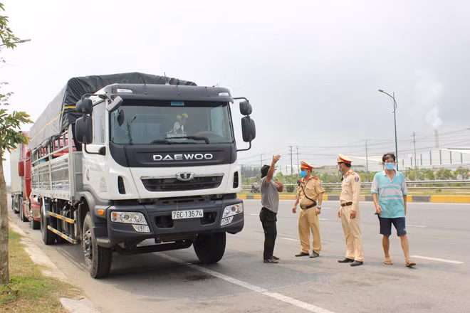 Những trường hợp không có địa chỉ đến tại Quảng Nam sẽ được hướng dẫn chuyển hướng lưu thông lên tuyến cao tốc để đi ra khỏi địa bàn tỉnh.