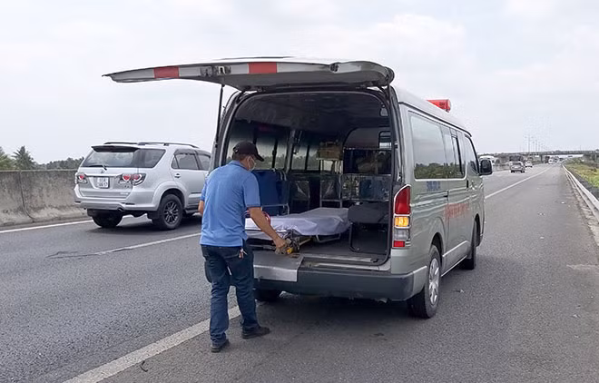 Xe cứu thương của bệnh viện Chợ Rẫy TP HCM đang lưu thông trên đường phát hiện vụ việc nên tài xế đã cho xe ghé vào và đưa 2 nạn nhân đến bệnh viện cấp cứu