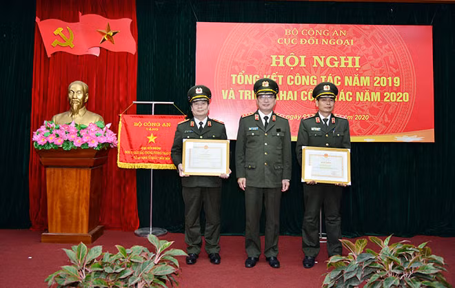 Các đơn vị nhận cờ thi đua và khen thưởng.