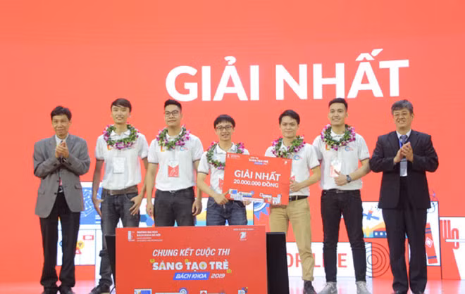 Nhóm sáng chế giành giải nhất với chiếc máy se tơ sen.