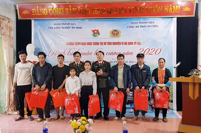 Lãnh đạo Cục CNAN và đại diện Công an tỉnh Lai Châu trao quà cho các gia đình tại xã Bản Lang.