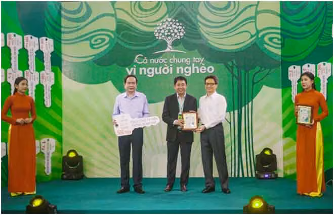 Chủ tịch Ủy ban MTTQ Việt Nam Trần Thanh Mẫn và Phó Thủ tướng Chính phủ Vũ Đức Đam tiếp nhận ủng hộ từ đại diện Tổng công ty Viễn thông MobiFone Chủ tịch Ủy ban MTTQ Việt Nam Trần Thanh Mẫn và Phó Thủ tướng Chính phủ Vũ Đức Đam tiếp nhận ủng hộ từ đại diện Tổng công ty Viễn thông MobiFone