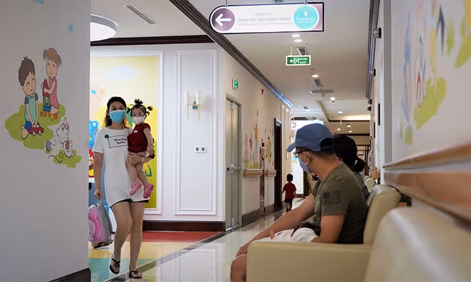 Khách hàng sau khi tiêm sẽ được theo dõi sức khỏe 30 phút sau tiêm tại khu vực riêng nhằm đảo bảo an toàn tiêm chủng