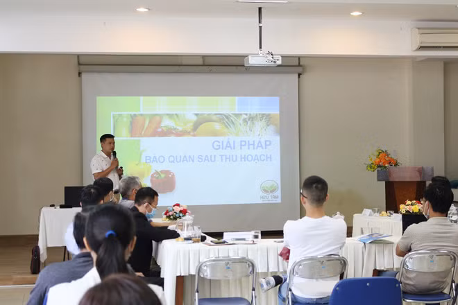 Ông Bùi Nguyễn Bảo Duy - Giám đốc Công ty TNHH Sản xuất Thương mại Dịch vụ nông nghiệp Hữu Tâm – cung cấp thông tin về quy trình xử lý bảo quản xoài phối hợp túi ức chế ethylene kết hợp màng MAP. Ông Bùi Nguyễn Bảo Duy - Giám đốc Công ty TNHH Sản xuất Thương mại Dịch vụ nông nghiệp Hữu Tâm – cung cấp thông tin về quy trình xử lý bảo quản xoài phối hợp túi ức chế ethylene kết hợp màng MAP.
