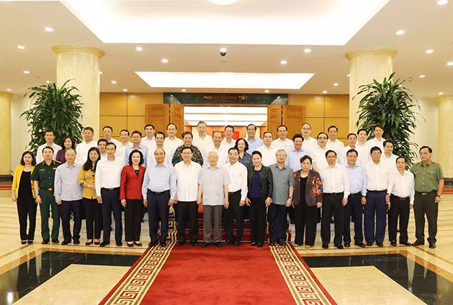 Tổng Bí thư, Chủ tịch nước Nguyễn Phú Trọng; Thủ tướng Chính phủ Nguyễn Xuân Phúc; Chủ tịch Quốc hội Nguyễn Thị Kim Ngân cùng các đồng chí trong Bộ Chính trị với Ban Thường vụ Thành ủy Hà Nội. Ảnh: TTXVN