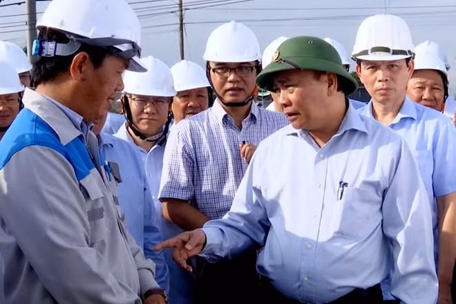 Thủ tướng chỉ đạo đơn vị nhà thầu thi công đẩy nhanh tiến độ khu Tái định cư. Thủ tướng chỉ đạo đơn vị nhà thầu thi công đẩy nhanh tiến độ khu Tái định cư.