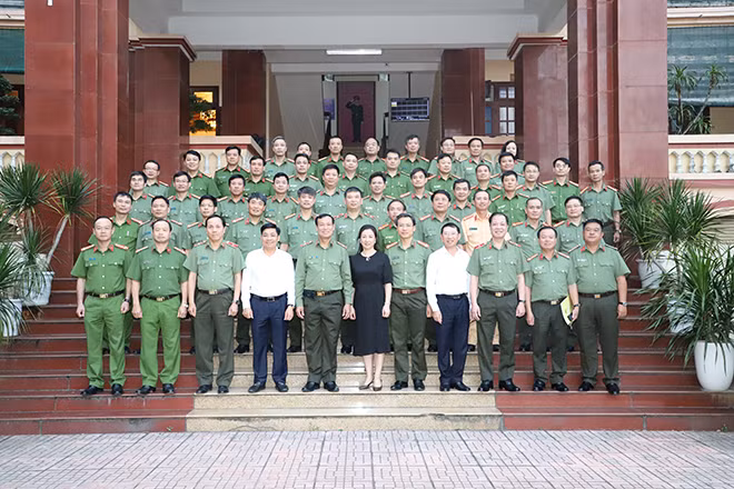 Đồng chí thứ trưởng BCA, các đồng chí lãnh đạo tỉnh ủy - UBND tỉnh chụp ảnh lưu niệm.
