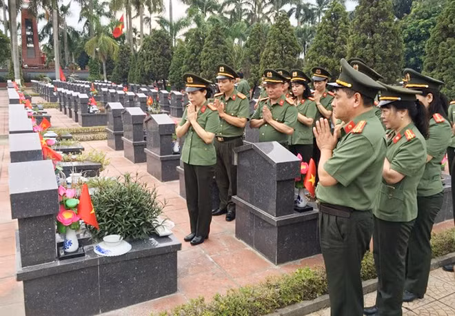 Dâng hương tại mộ phần Anh hùng, Liệt sĩ, Bác sĩ Đặng Thùy Trâm.