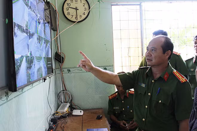 Công an huyện Tân Thạnh (Long An) trích xuất hình ảnh từ camera an ninh để điều tra, khám phá các vụ án.