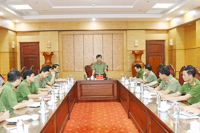 Đại tá Nguyễn Tiến Nam, Giám đốc Công an tỉnh chỉ đạo công tác phòng chống bão số 5. Đại tá Nguyễn Tiến Nam, Giám đốc Công an tỉnh chỉ đạo công tác phòng chống bão số 5.