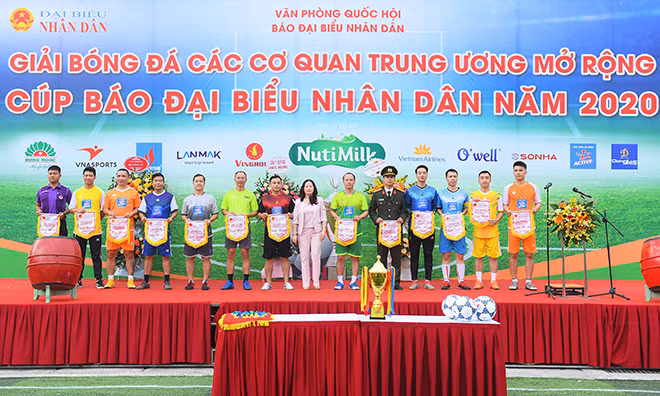 Ban Tổ chức trao Cờ lưu niệm cho các Đội bóng tham gia tại Giải đấu.