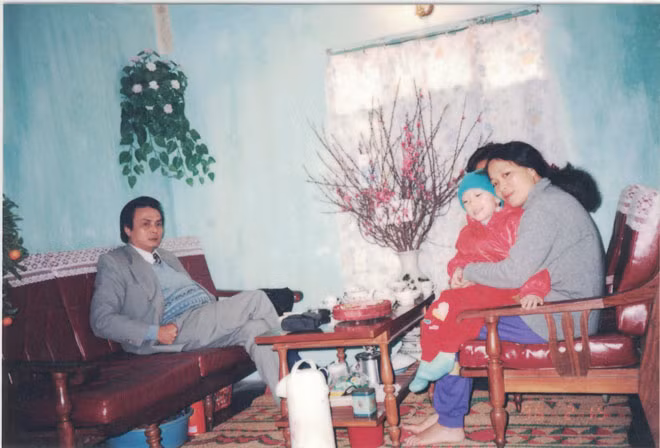 Nhà báo Lưu Vinh thăm gia đình tác giả bài viết ở Phòng 56 nhà A7, Khu Tập thể Khương Thượng, quận Đống Đa, Hà Nội vào Tết năm 1997.