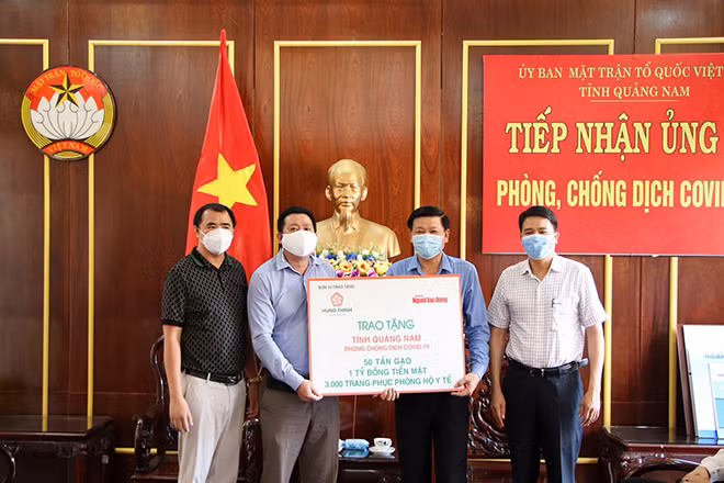 Chiều ngày 07/8/2020, toàn bộ kinh phí cùng nhu yếu phẩm và vật dụng y tế ủng hộ tỉnh Quảng Nam phòng chống dịch COVID-19 đã được trao cho ông Lê Thái Bình - Phó Chủ tịch Ủy ban MTTQ Việt Nam tỉnh Quảng Nam (thứ hai từ phải sang)