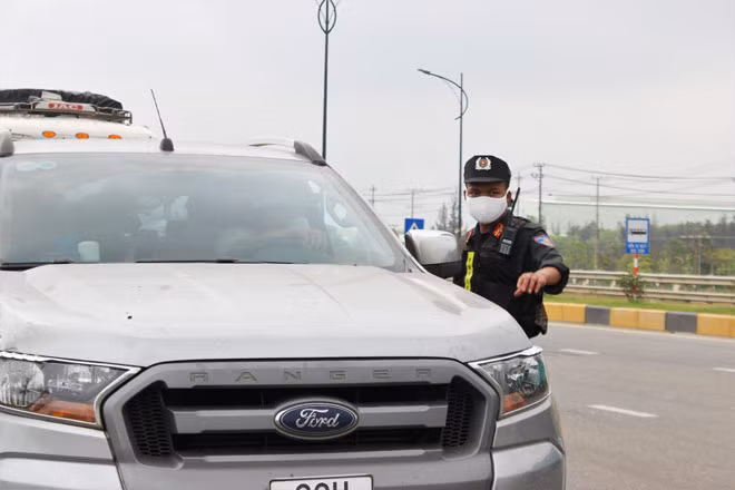 Hướng dẫn người dân lưu thông.