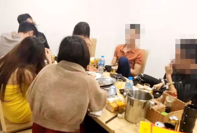 Mặc dù đã đóng kín cửa nhưng nhóm người tụ tập ăn uống vẫn bị chụp ảnh đăng lên facebook.
