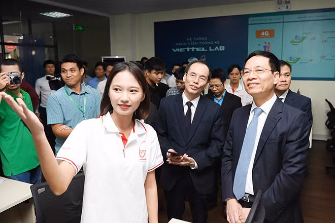Sinh viên giới thiệu về các hệ thống.