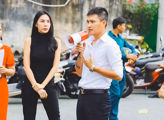 Ca sĩ Thuỷ Tiên và chồng - cựu cầu thủ Công Vinh quyên góp được 14 tỷ đồng cho bà con vùng hạn mặn.