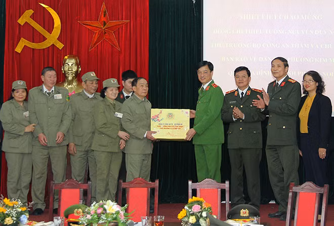 Thứ trưởng Nguyễn Duy Ngọc trao quà của Bộ Công an tặng Ban Bảo vệ dân phố phường Kim Mã