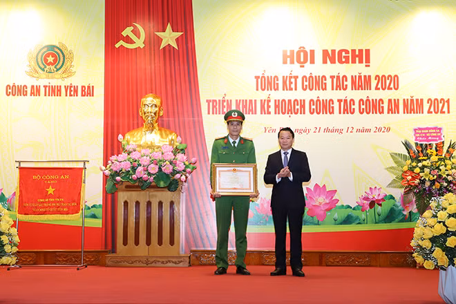 Thừa ủy quyền của Thủ tướng Chính phủ, đồng chí Đỗ Đức Duy, Bí thư Tỉnh ủy Yên Bái trao Bằng khen của Thủ tướng Chính phủ cho Công an huyện Văn Chấn vì có thành tích xuất sắc trong chiến đấu, phục vụ chiến đấu, xây dựng lực lượng CAND, giữ gìn an ninh chính trị, trật tự an toàn xã hội, góp phần vào sự nghiệp xây dựng Chủ nghĩa xã hội và bảo vệ Tổ quốc.