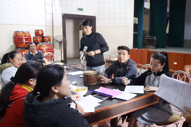 Nhạc sĩ, NSƯT Kim Hoàn (người đứng) hướng dẫn các diễn viên tập hát.