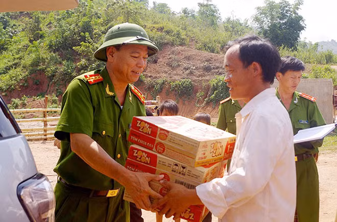 Ðại tá Nguyễn Ngọc Trường, Trưởng Công an huyện Mường Nhé trao quà hỗ trợ người dân bản Nậm Kè, xã Nậm Kè, huyện Mường Nhé. Ðại tá Nguyễn Ngọc Trường, Trưởng Công an huyện Mường Nhé trao quà hỗ trợ người dân bản Nậm Kè, xã Nậm Kè, huyện Mường Nhé.