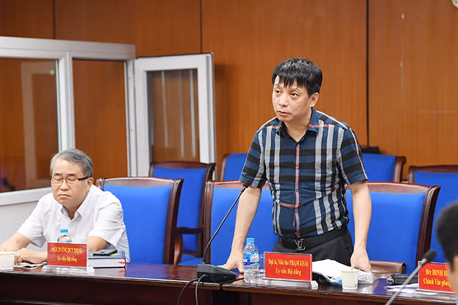 Đại tá, nhà thơ Phạm Khải, Phó Cục trưởng Cục Truyền thông CAND, Tổng biên tập Báo CAND phát biểu tại kỳ họp. Đại tá, nhà thơ Phạm Khải, Phó Cục trưởng Cục Truyền thông CAND, Tổng biên tập Báo CAND phát biểu tại kỳ họp.