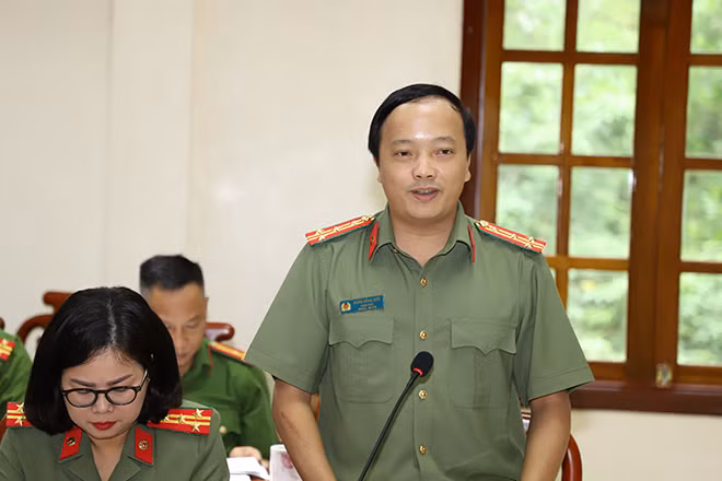 Đại tá Đặng Hồng Đức, Giám đốc Công an tỉnh Yên Bái báo cáo kết quả các mặt công tác 8 tháng đầu năm của Công an tỉnh.