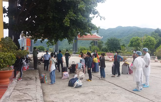 Cán bộ chiến sỹ Phòng Quản lý xuất nhập cảnh Công an tỉnh phối hợp cùng các lực lượng chức năng tiếp nhận lưu học sinh Lào trở lại học tập